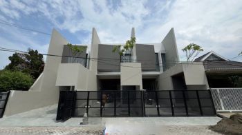 Rumah baru mewah ala villa daerah Manyar Tompotika